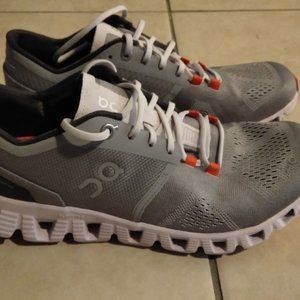 Women's On Running Cloud X Size 7.5